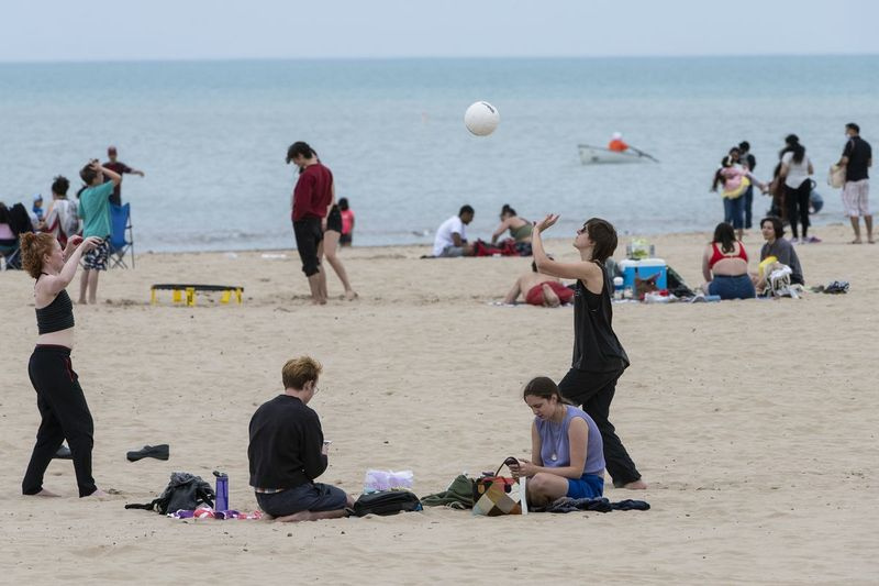 Vandet var selvfølgelig stadig på den kolde side, men der var meget andet at lave på Montrose Beach mandag den 31. maj 2021.