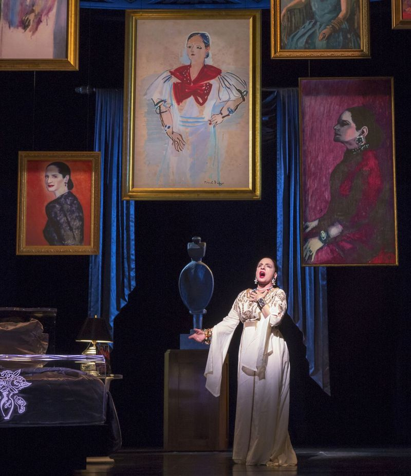 Patti LuPone (som kosmetikamogul Helena Rubinstein) är omgiven av porträtt i War Paint, världspremiärmusikalen på Goodman Theatre. (Foto: Joan Marcus)