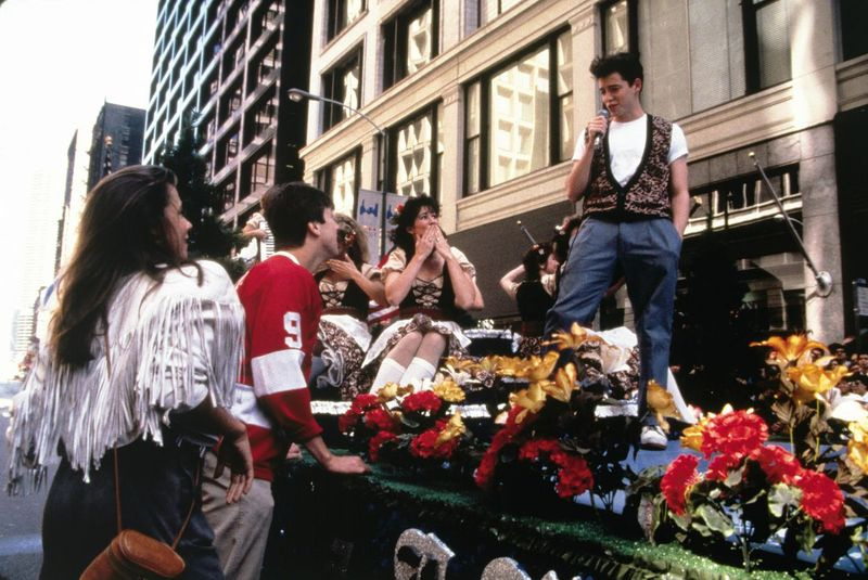 Ferris (Matthew Broderick) synger på et paradefly i Ferris Buellers fridag. | Paramount billeder