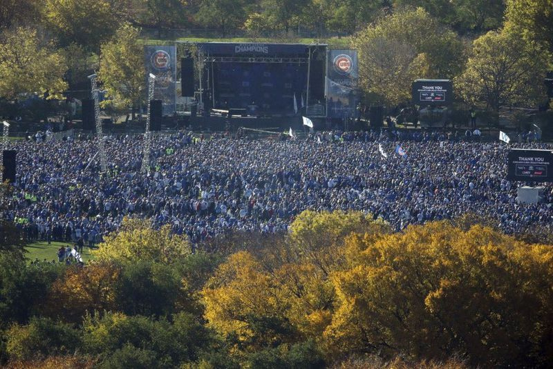 Los fanáticos se reúnen en Grant Park para un mitin en honor al equipo de béisbol Chicago Cubs, campeón de la Serie Mundial, el viernes 4 de noviembre de 2016 en Chicago. | Foto AP / Kiichiro Sato