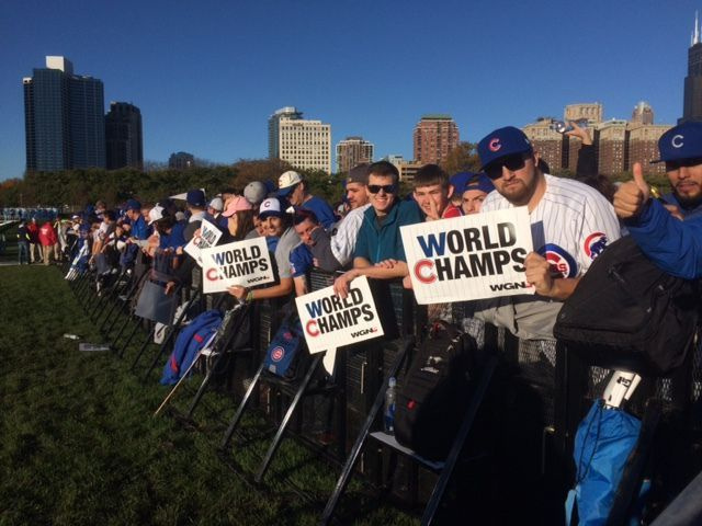 Los fanáticos de los Cubs llegaron a Grant Park a las 4 a.m. para obtener un lugar en la primera fila en el mitin de los Cubs. | Stefano Esposito / sitio web
