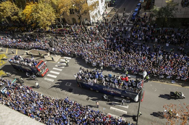 El desfile de la victoria de los Cubs World Series se dirige hacia el sur por Michigan Ave. visto desde el 676 Restaurant & Bar en el Omni Chicago Hotel. | Rich Hein / Sun-Times