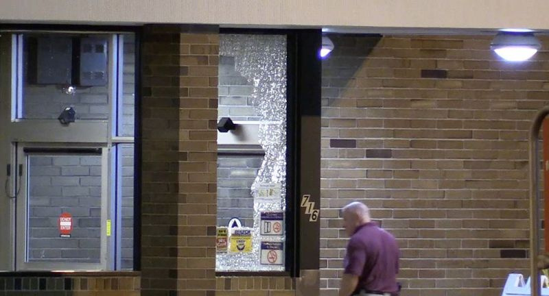 Politiet efterforsker efter en person blev såret i en skudveksling uden for en juvelbutik søndag aften i Munster, Indiana. | Netværksvideoproduktioner
