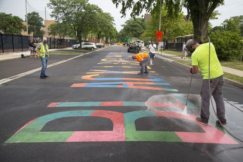Kunstnerne som malte veggmaleriet Black Lives Matter på Scoville Avenue i Oak Park, tror det kan reddes. Etter at den svarte malingen ble fjernet, var de originale bokstavene synlige. Veggmaleriet ble vandalisert tidlig onsdag, og landsbyansatte ryddet det av noen få senere.