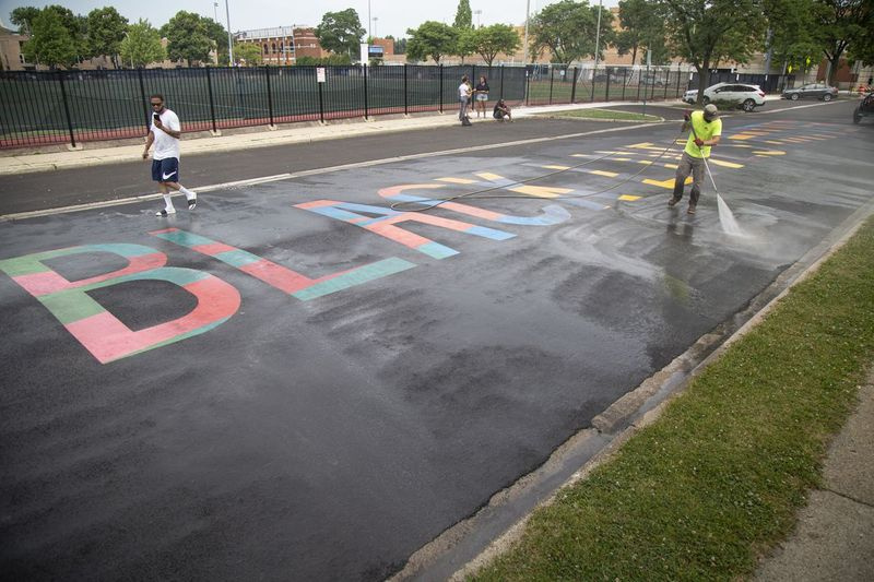 Etter at den svarte malingen som ble brukt til å ødelegge den ble fjernet, var de originale bokstavene til veggmaleriet Black Lives Matter i Oak Park synlige. Veggmaleriet ble vandalisert tidlig onsdag, og landsbyansatte ryddet det av noen få senere.