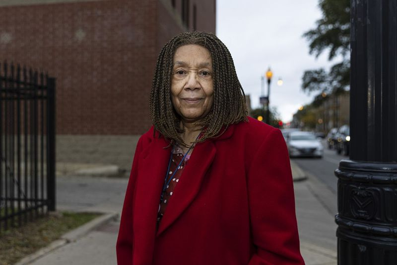 Grace Dawosn, presidenta de DuSable High School Alumni Coaltion for Action, posa para un retrato el jueves 21 de octubre de 2021 afuera de AA Rayner & Sons Funeral Home en 318 E. 71st St.