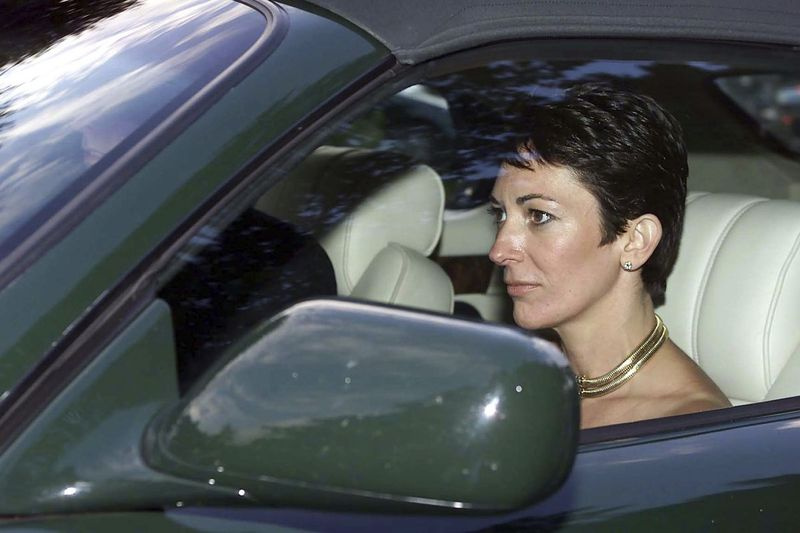 Die britische Prominente Ghislaine Maxwell, gefahren vom britischen Prinzen Andrew, verlässt im Jahr 2000 die Hochzeit einer ehemaligen Freundin des Prinzen, Aurelia Cecil, in der Pfarrkirche St. Michael in Compton Chamberlayne in der Nähe von Salisbury, England.
