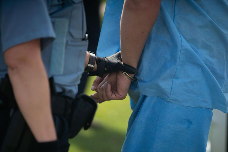 Vienas iš dviejų brolių šeštadienį paimtas į tolimesnę apklausą Lione. Broliai tariamai pasakė policijai, kad savo kieme palaidojo savo motiną ir seserį. Policija, kasinėdama kieme, šeštadienį rado du kūnus, tačiau kūnai dar neatpažinti.