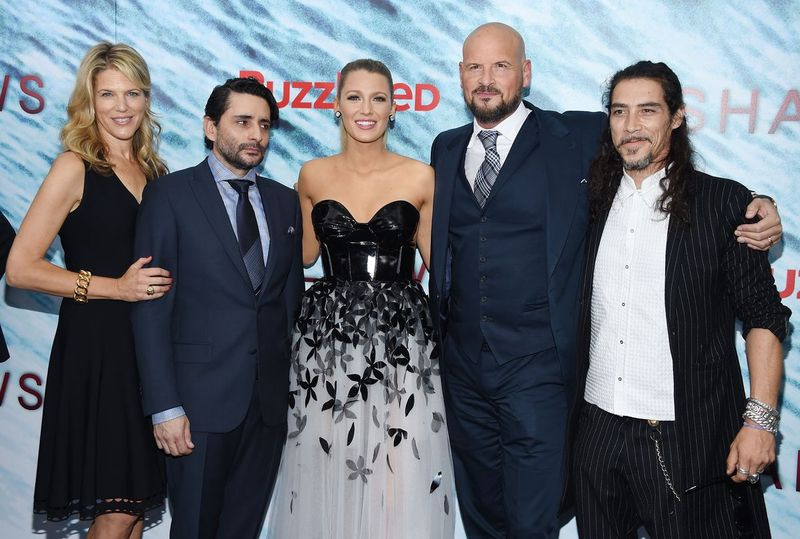 Lynn Harris (desde la izquierda), Jaume Collet-Serra, Blake Lively, Matti Leshem y Óscar Jaenada asisten al estreno mundial de The Shallows en AMC Loews Lincoln Square el 21 de junio de 2016 en la ciudad de Nueva York. | Foto de Dimitrios Kambouris / Getty Images
