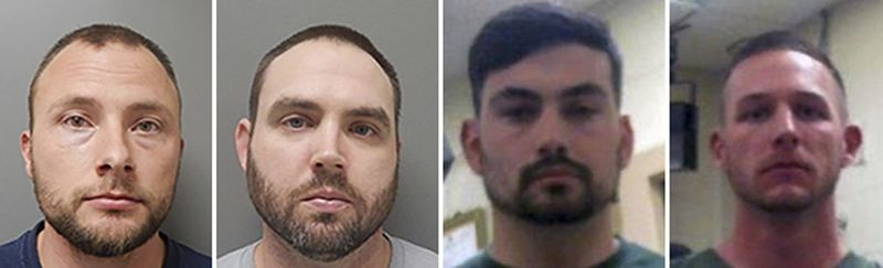 Policajti štátnej polície v Louisiane Jacob Brown (zľava), Randall Dickerson, George Harper a Dakota DeMoss.