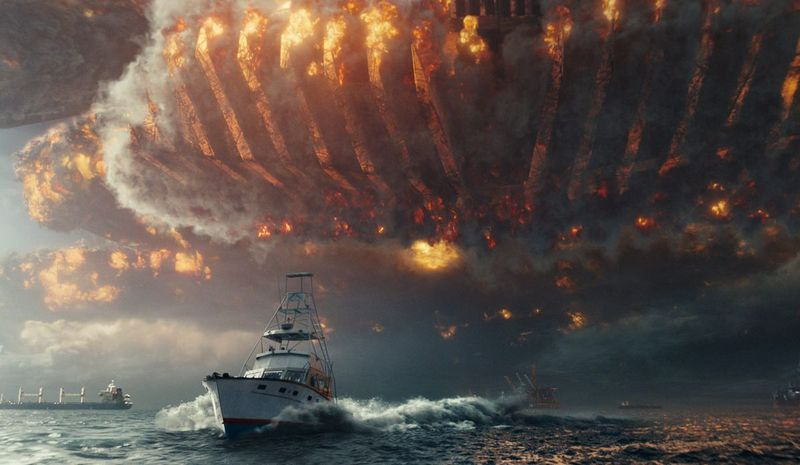 Mimozemské plavidlo spôsobí zmätok na oblohe nad utekajúcou loďou v Independence Day: Resurgence. | 20th Century Fox