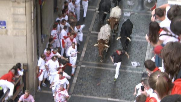 Dennis Clancey deltager i den årlige Running of the Bulls i Pamplona, ​​Spanien.| JERRY DUGAN FOTO