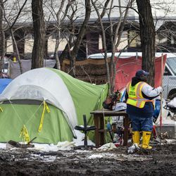 Linna tänavate ja kanalisatsiooni osakonna töötajad puhastavad esmaspäeva hommikul, 10. veebruaril 2020 South Desplaines Streeti ja West Roosevelt Roadi lähedal asuva kodutute laagri.