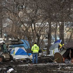 Linna tänavate ja kanalisatsiooni osakonna töötajad puhastavad esmaspäeva hommikul, 10. veebruaril 2020 South Desplaines Streeti ja West Roosevelt Roadi lähedal asuva kodutute laagri.