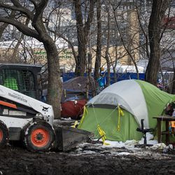 Linna tänavate ja kanalisatsiooni osakonna töötajad puhastavad esmaspäeva hommikul, 10. veebruaril 2020 South Desplaines Streeti ja West Roosevelt Roadi lähedal asuva kodutute laagri.