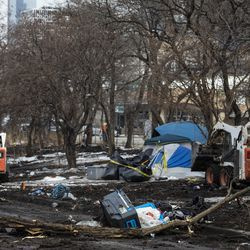 Linna tänavate ja kanalisatsiooni osakonna töötajad puhastavad esmaspäeva hommikul, 10. veebruaril 2020 South Desplaines Streeti ja West Roosevelt Roadi lähedal asuva kodutute laagri.