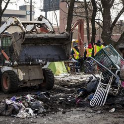 Linna tänavate ja kanalisatsiooni osakonna töötajad puhastavad esmaspäeva hommikul, 10. veebruaril 2020 South Desplaines Streeti ja West Roosevelt Roadi lähedal asuva kodutute laagri.