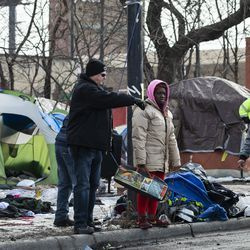 Linna tänavate ja kanalisatsiooni osakonna töötajad puhastavad esmaspäeva hommikul, 10. veebruaril 2020 South Desplaines Streeti ja West Roosevelt Roadi lähedal asuva kodutute laagri.
