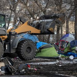 Linna tänavate ja kanalisatsiooni osakonna töötajad puhastavad esmaspäeva hommikul, 10. veebruaril 2020 South Desplaines Streeti ja West Roosevelt Roadi lähedal asuva kodutute laagri.
