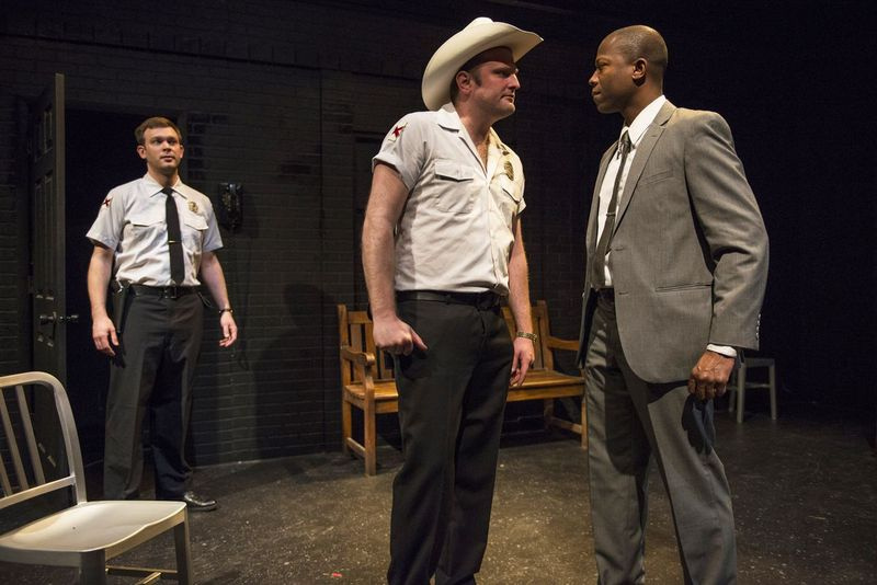 Drew Schad (från vänster), Joseph Wiens och Manny Buckley i Shattered Globe Theatre-uppsättningen av In the Heat of the Night. (Foto: Michael Brosilow)