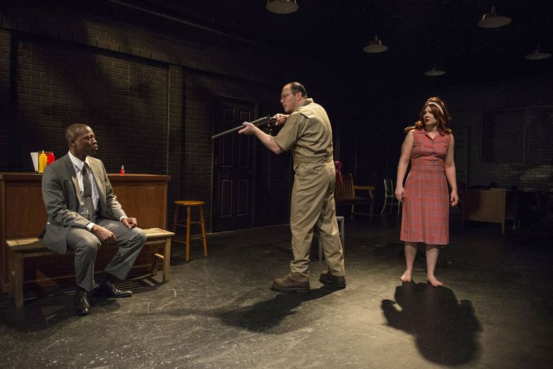 Manny Buckley (från vänster), Brad Woodard och Angie Shriner i Shattered Globe Theatre-produktionen av In the Heat of the Night. (Foto: Michael Brosilow)