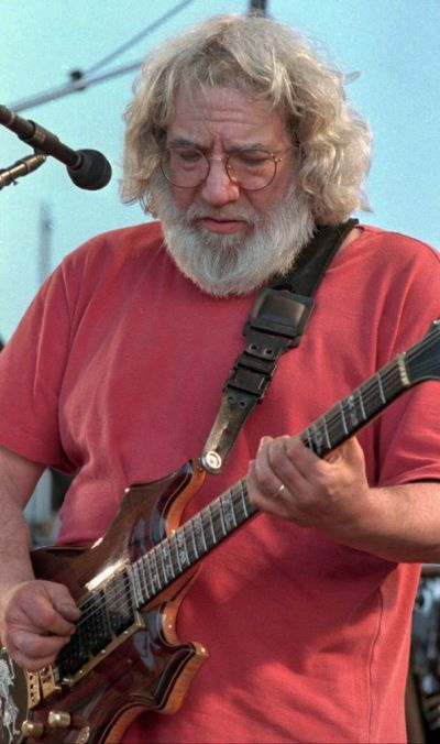 Le leader légendaire des Grateful Dead, Jerry Garcia se produit lors d
