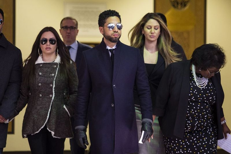 Jussie Smollett opouští soud poté, co byla na začátku tohoto roku stažena obvinění.