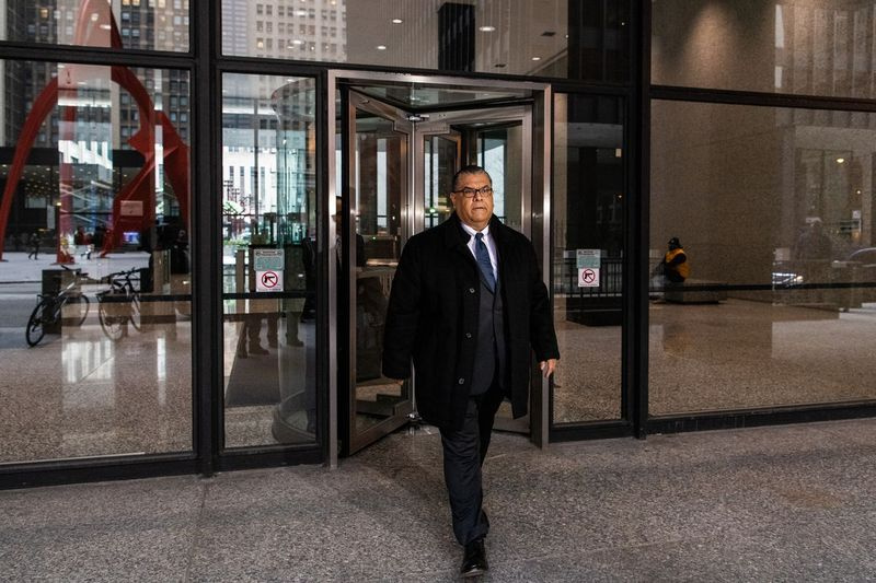 Martin Sandoval går ud af Everett M. Dirksen Federal Courthouse efter hans retsmøde tirsdag den 28. januar 2020 i Chicago. | Tyler LaRiviere/Sun-Times