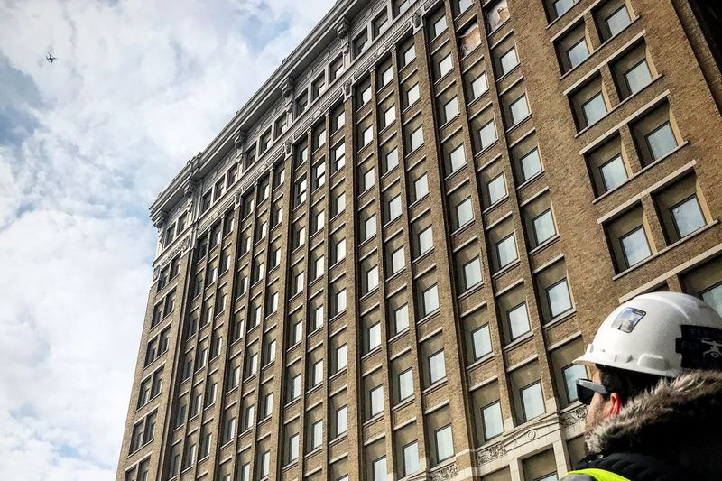 Helios Visions mede-oprichter en hoofdpiloot Tyler Gibson bedient een drone tijdens de renovatie van Midland Bank in Des Moines, Iowa.