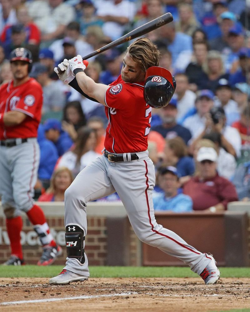 Bryce Harpers hjälm faller av när han slår. | Jonathan Daniel/Getty Images