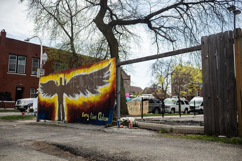Pomnik 13-letniego Adama Toledo w miejscu, w którym stał nastolatek, gdy został zastrzelony przez policjanta z Chicago, w alejce w pobliżu ulicy South Sawyer Avenue 2300.