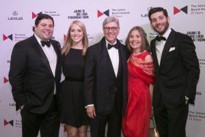 Rich Melman (centro), el fundador y presidente de Lettuce Entertain You Enterprises, quien ganó un premio a la trayectoria, camina por la alfombra roja con su familia en los Premios de la Fundación James Beard 2015 en la Lyric Opera of Chicago el lunes 4 de mayo 20
