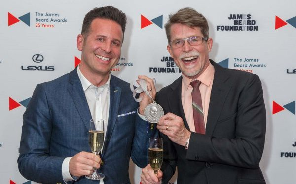 Steve Dolinsky (izquierda) y Rick Bayless recibieron el premio James Beard al mejor podcast el 24 de abril en la ciudad de Nueva York. | Foto de Ken Goodman