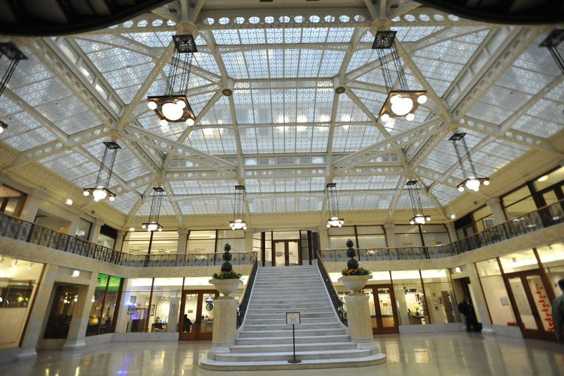 Frank Lloyd Wright fue contratado para rehabilitar el vestíbulo del famoso edificio Rookery de Chicago. | Foto de archivo Sun-Times