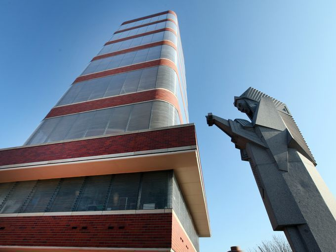 La torre de investigación SC Johnson and Son de 15 pisos, diseñada por Frank Lloyd Wright, en Racine, Wisconsin, se completó en 1950. | USA Today Network