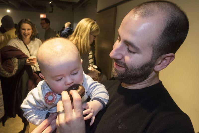 Gabe Sandler med sin son deltog i årets munkfestival i Chicago i Wicker Park. | Rick Majewski/For the Sun-Times