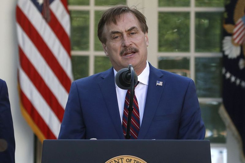 MyPillows vd Mike Lindell talar om coronaviruset i Vita husets rosenträdgård i Washington 2020.