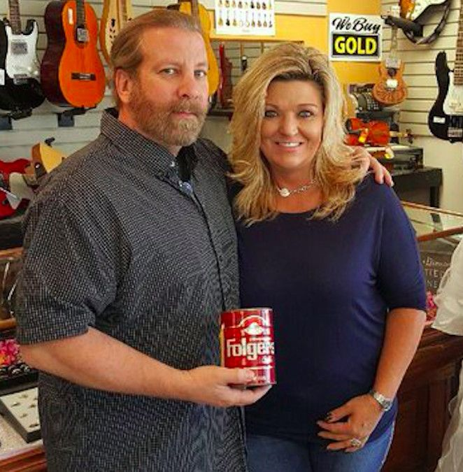 Chris Mathis (à esquerda), na foto com sua esposa Manuela | Foto fornecida