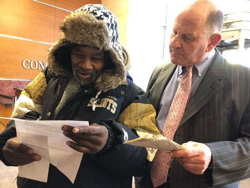 Woodrow Wilson Jr. (à esquerda) e seu amigo Nick Frisone leram uma carta que o dono da loja de penhores do Kansas, Chris Mathis, anexou junto com os títulos de capitalização de 37 anos de Wilson. | Mitchell Armentrout / Sun-Times