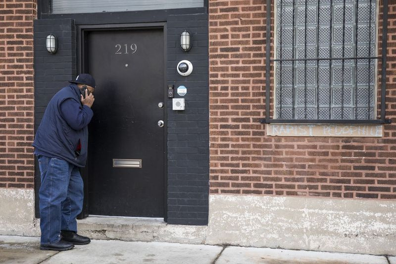 Seorang lelaki mengetuk pintu gudang Near West Side petang Rabu yang disewa penyanyi R. Kelly. | Ashlee Rezin/Sun-Times