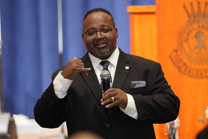 Ved at markere den første fejring af Juneteenth af Cook County, siden det blev en officiel betalt ferie, starter amtets ugelange fejring på mandag med en blanding af virtuel og live programmering. Juneteenth er blevet en national bevægelse, efterhånden som flere stater har omfavnet den betydningsfulde rolle, denne dato spillede i at styrke friheden for alle slavegjorte afrikanere i dette land, siger Cook County-kommissær Dennis Deer, der sammen med kommissær Stanley Moore ledede bestræbelserne på at vedtage lovgivningen.