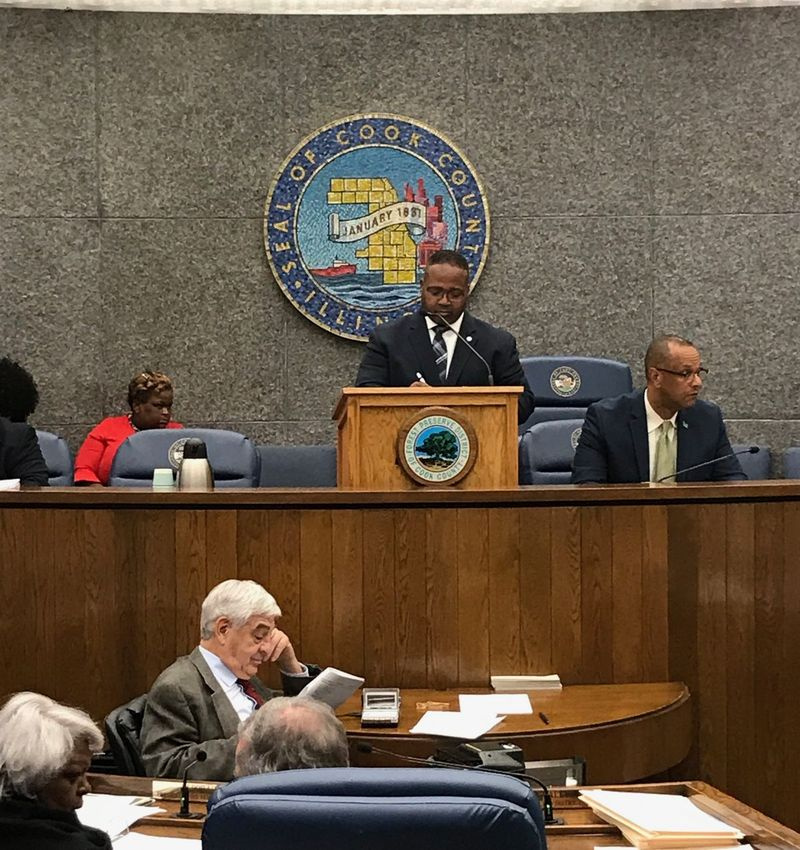 Cook County-kommissær Dennis Deer førte sammen med kommissær Stanley Moore anklagen om lovgivning vedtaget i december, hvilket gjorde Juneteenth til en officiel Cook County betalt ferie. Seksogfyrre stater har gjort Juneteenth til en helligdag, og et lovforslag vedtaget af Illinois House og Senatet denne lovgivende samling ligger nu på guvernørguvernør J.B. Pritzkers skrivebord.