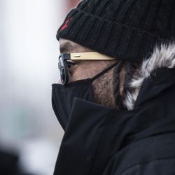 Џастин Блејк, ујак Џејкоба Блејка, разговара са новинарима након што је окружни тужилац округа Кеноша Мајкл Грејвли најавио да неће бити подигнута оптужница против полицајца Кеноше који је пуцао у Џејкоба Блејка, у уторак увече, 5. јануара 2021. Џејкоб Блејк, 29, се нагињао у СУВ 23. августа 2020, када је полицајац Рустен Шески отворио ватру, ударивши Блејка у леђа седам пута.