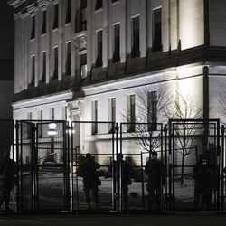Припадници Националне гарде Висконсина чувају стражу испред зграде суда округа Кеносха након што је окружни тужилац Мајкл Грејвли најавио да неће бити подигнута оптужница против полицајца Кеноше који је убио Џејкоба Блејка, у уторак увече, 5. јануара 2021.