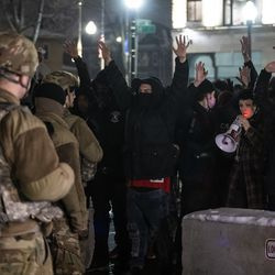Демонстранти се сукобљавају са припадницима Националне гарде Висконсина у близини суда округа Кеноша након што је окружни тужилац Мајкл Грејвли најавио да неће бити подигнута оптужница против полицајца Кеноше који је пуцао у Џејкоба Блејка, у уторак увече, 5. јануара 2021.