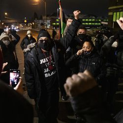 Џастин Блејк, ујак Џејкоба Блејка, предводи десетине људи у маршу и протесту око Кеноше након што је окружни тужилац Мајкл Грејвли најавио да неће бити подигнута оптужница против полицајца Кеноше који је пуцао на Џејкоба Блејка, у уторак увече, 5. јануара 2021.