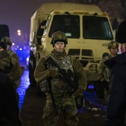 Демонстранти се сукобљавају са припадницима Националне гарде Висконсина у близини суда округа Кеноша након што је окружни тужилац Мајкл Грејвли најавио да неће бити подигнута оптужница против полицајца Кеноше који је пуцао у Џејкоба Блејка, у уторак увече, 5. јануара 2021.