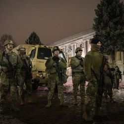 Припадници Националне гарде Висконсина чувају стражу испред Музеја открића диносауруса у Кеноши након што је окружни тужилац Мајкл Грејвли најавио да неће бити подигнута оптужница против полицајца Кеноше који је упуцао Џејкоба Блејка, у уторак увече, 5. јануара 2021.