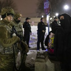 Демонстранти се сукобљавају са припадницима Националне гарде Висконсина у близини суда округа Кеноша након што је окружни тужилац Мајкл Грејвли најавио да неће бити подигнута оптужница против полицајца Кеноше који је пуцао у Џејкоба Блејка, у уторак увече, 5. јануара 2021.