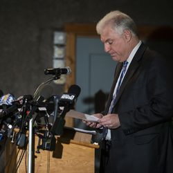 Окружни тужилац округа Кеносха Мајкл Грејвли гледа доле у ​​своје белешке док најављује да неће бити подигнута оптужница против полицајца Кеноше који је упуцао Џејкоба Блејка, током конференције за штампу у граду Висконсин, у уторак поподне, 5. јануара 2021. Блејк, 29, се наслонио на теренско возило 23. августа 2020, када је полицајац Рустен Шески отворио ватру, ударивши Блејка у леђа седам пута.